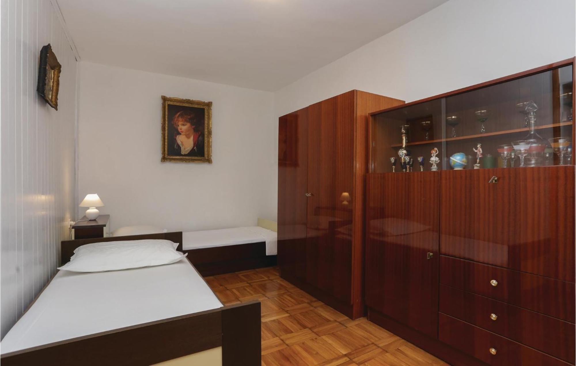 2 Bedroom Stunning Apartment In Kastel Kambelovac Kaštela Exteriér fotografie