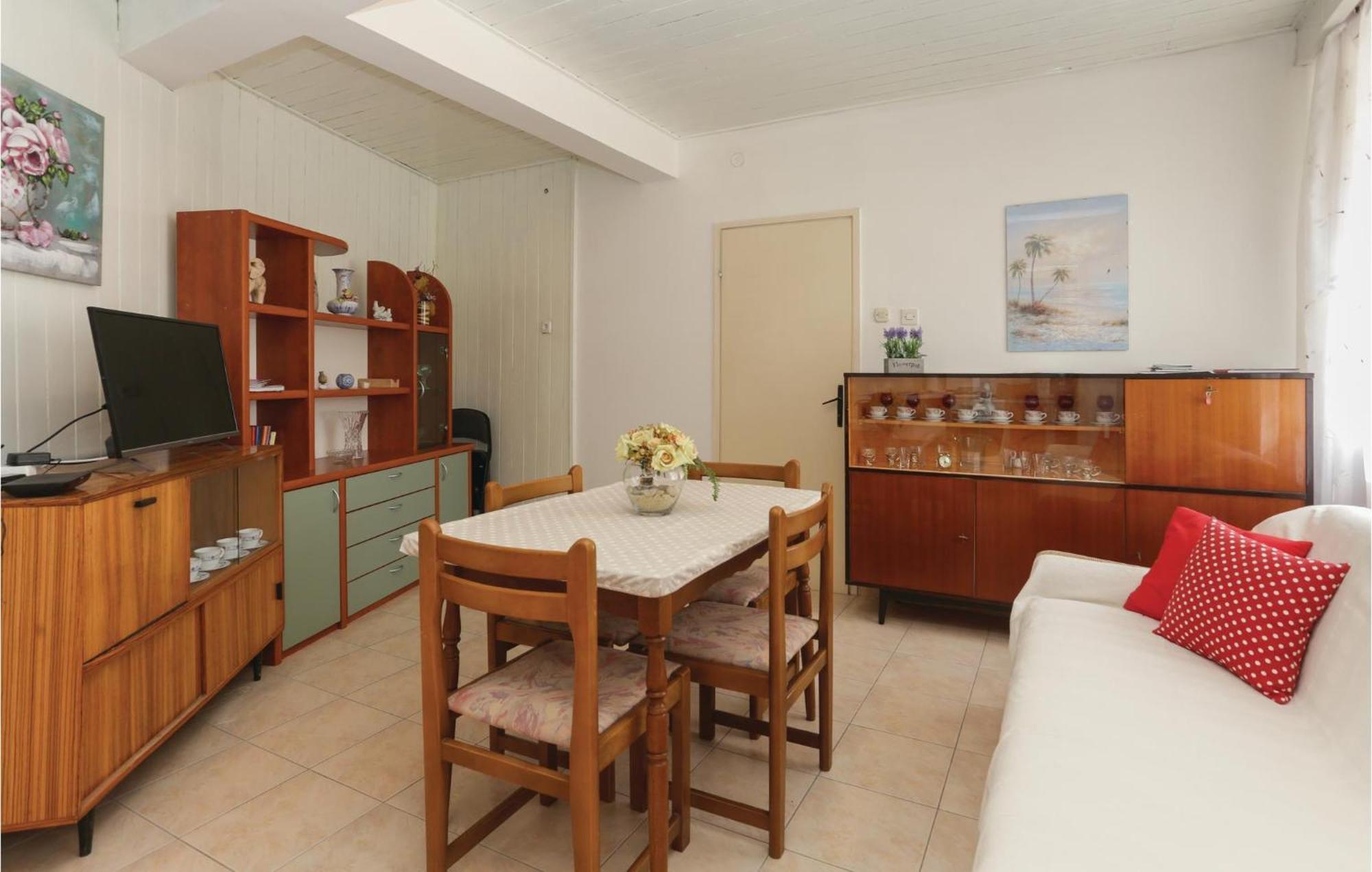 2 Bedroom Stunning Apartment In Kastel Kambelovac Kaštela Exteriér fotografie
