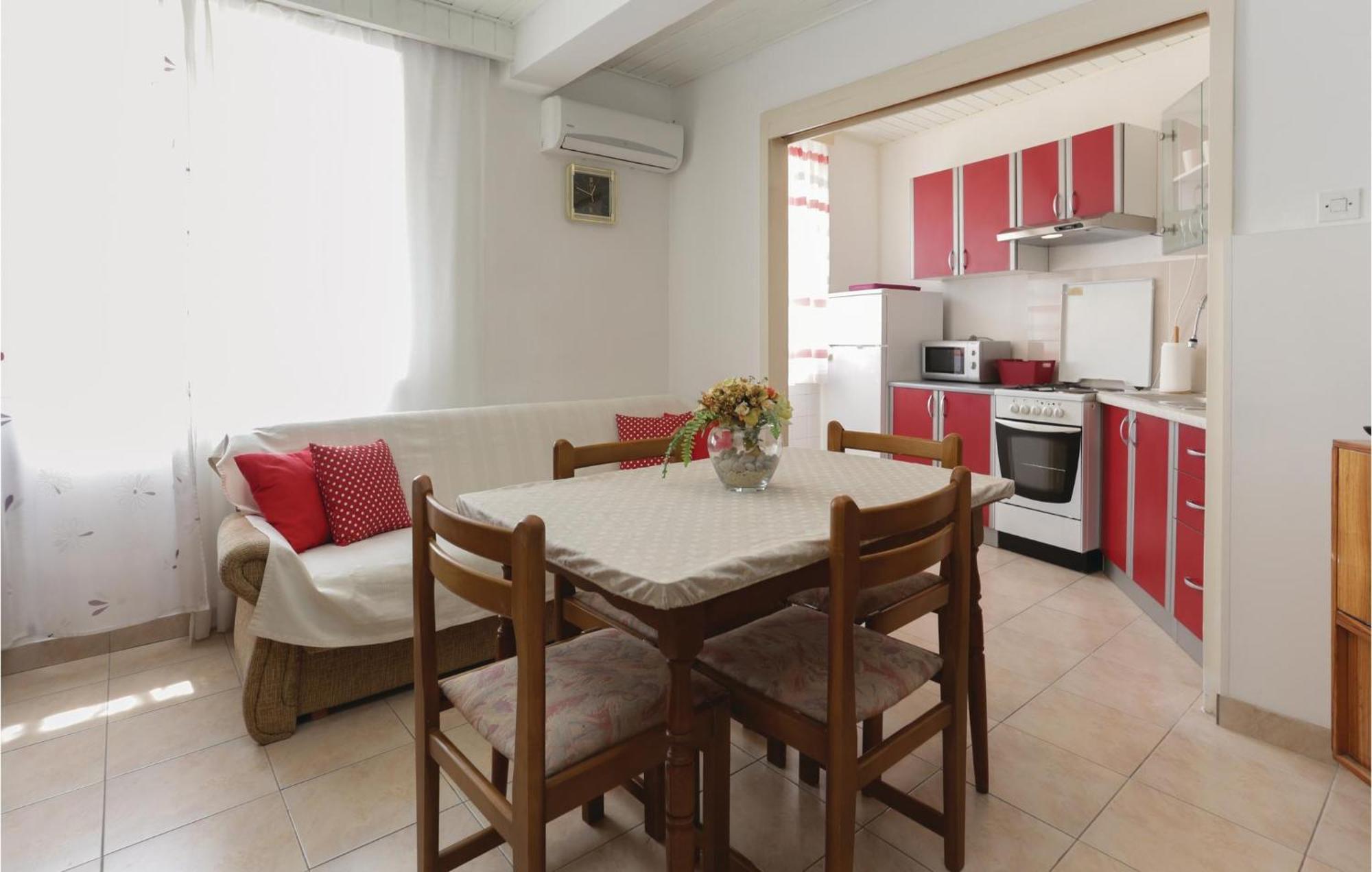 2 Bedroom Stunning Apartment In Kastel Kambelovac Kaštela Exteriér fotografie
