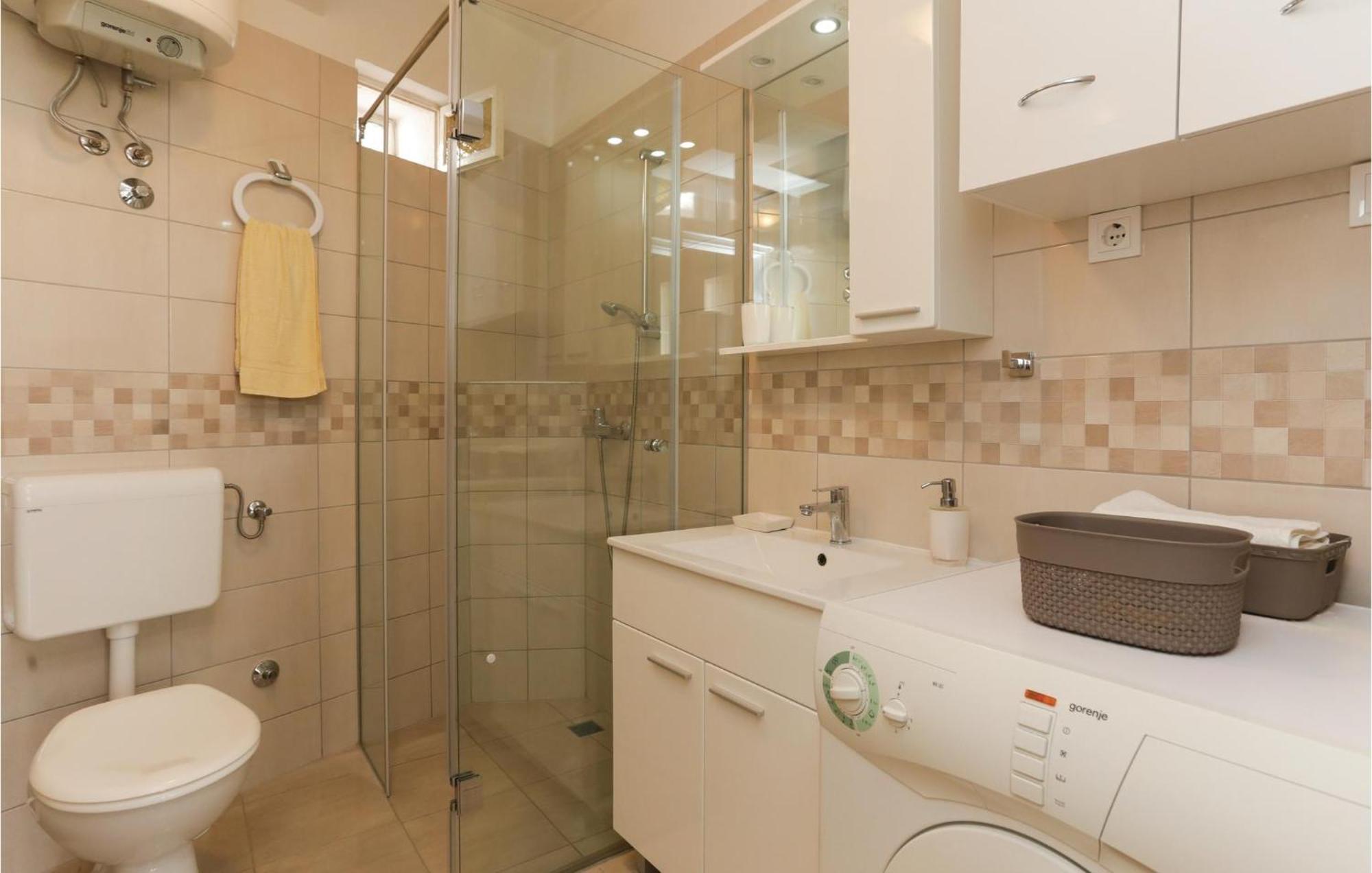2 Bedroom Stunning Apartment In Kastel Kambelovac Kaštela Exteriér fotografie