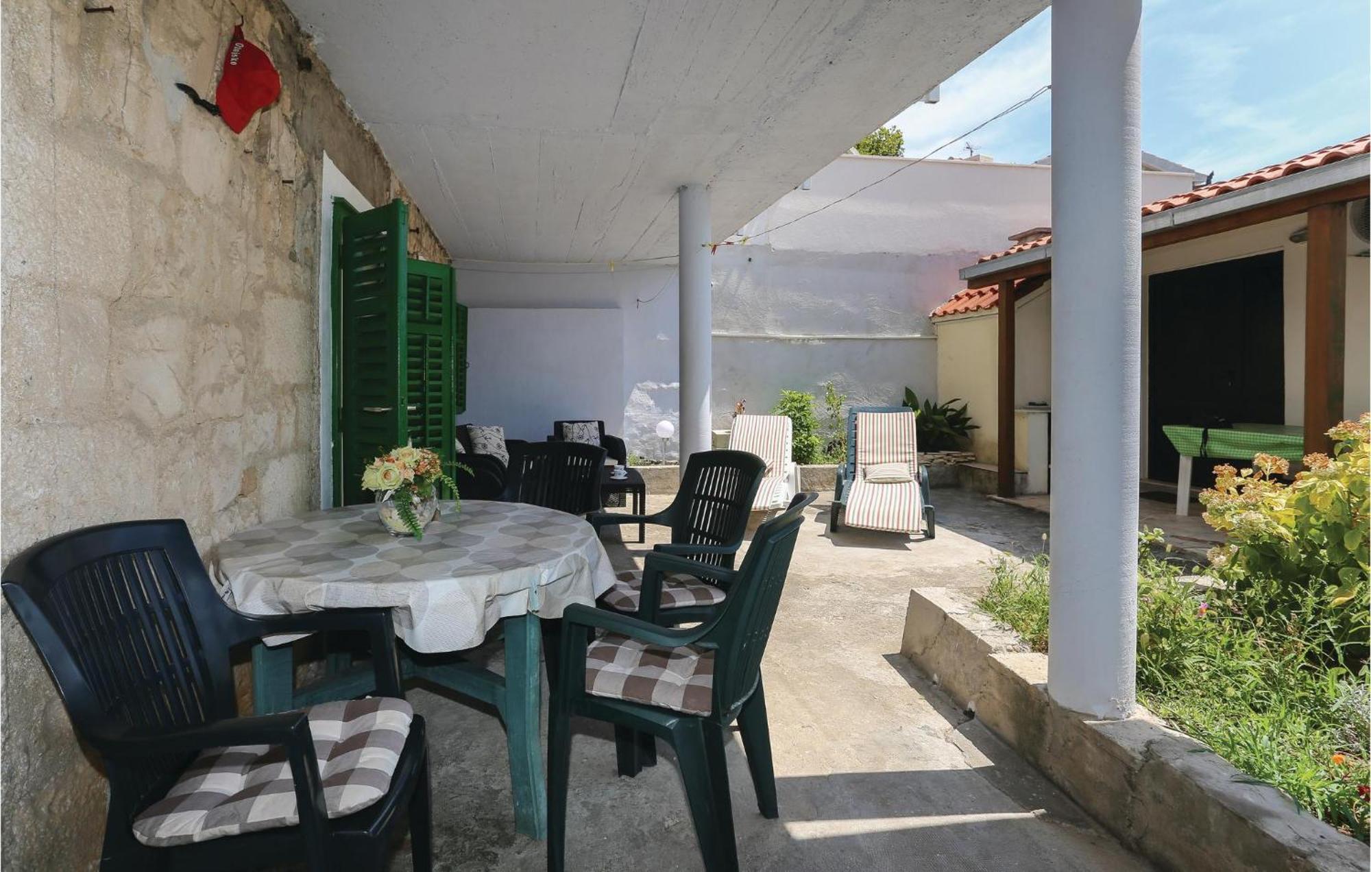 2 Bedroom Stunning Apartment In Kastel Kambelovac Kaštela Exteriér fotografie