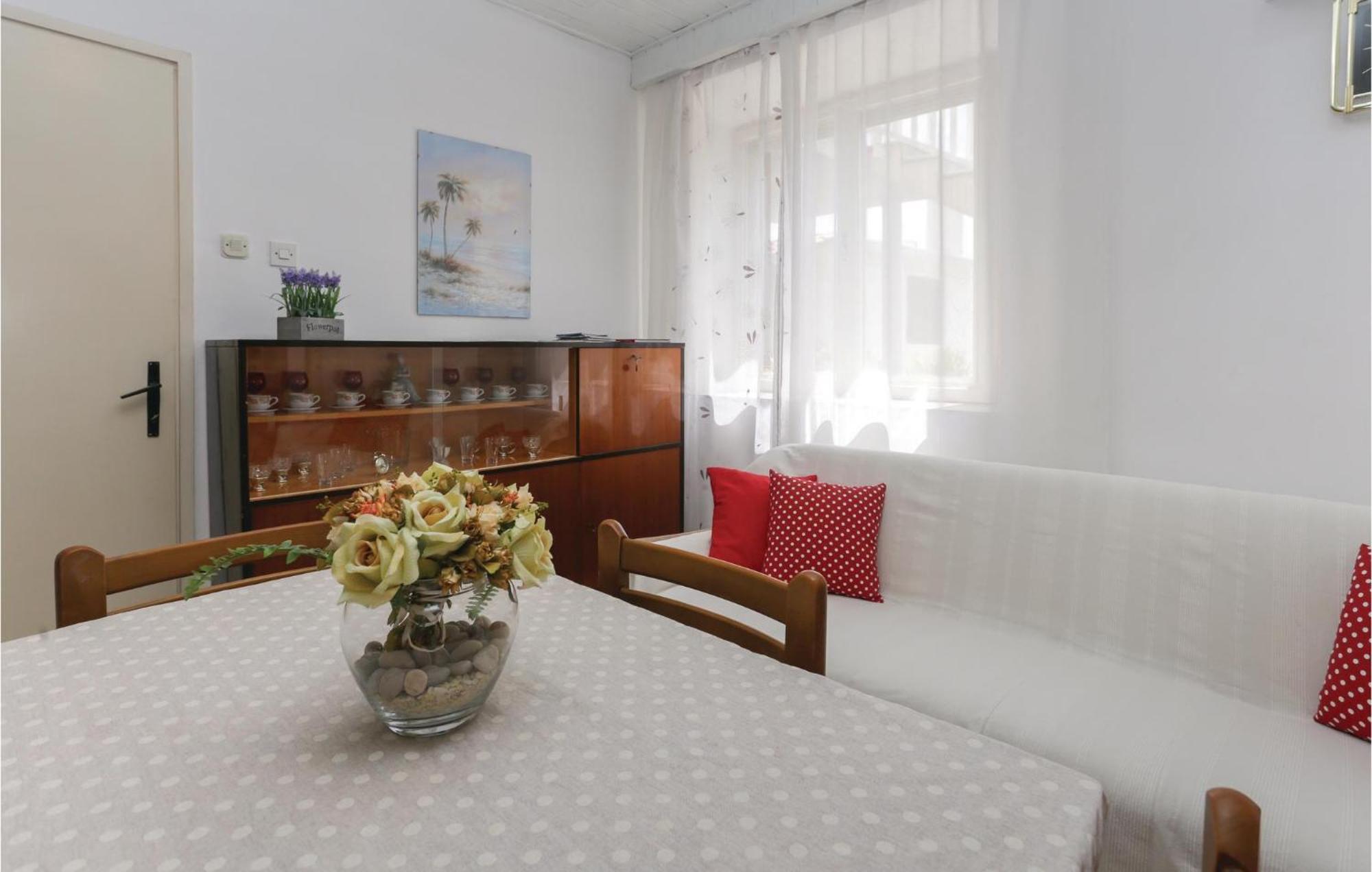2 Bedroom Stunning Apartment In Kastel Kambelovac Kaštela Exteriér fotografie